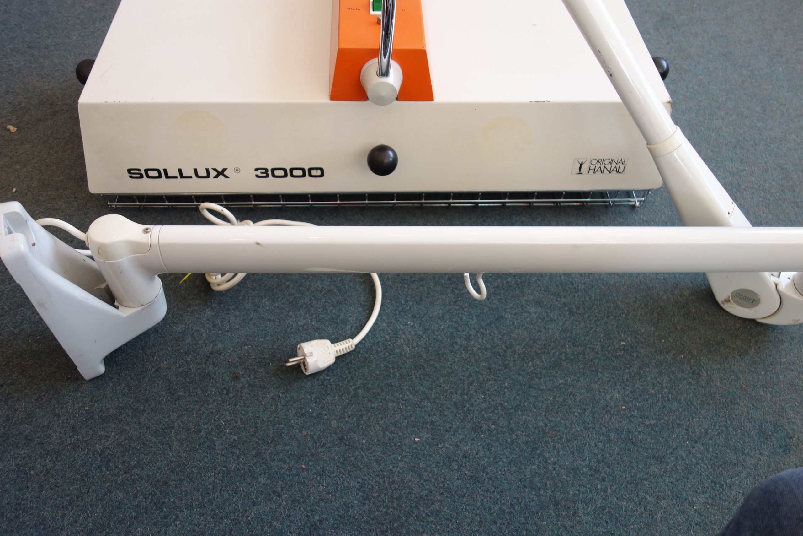 hanaulux-sollux-3000-waermetherapie-mit-gelenkarm-und-wandhalter-3101