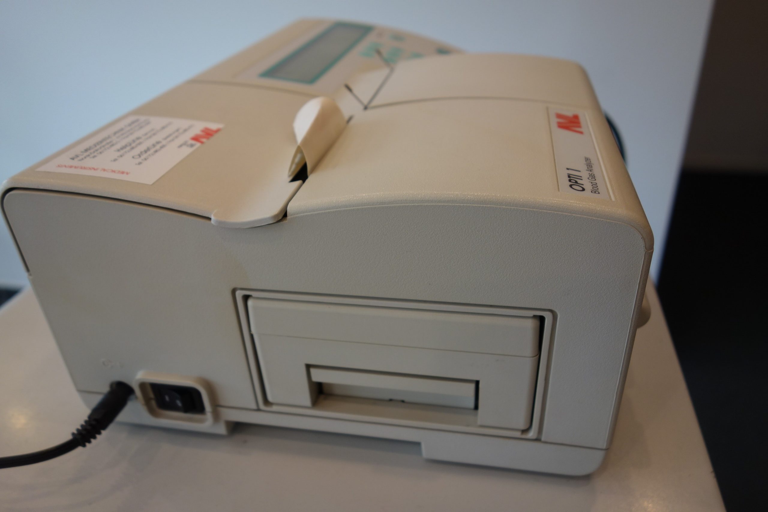 roche-avl-opti-1-blood-gas-analyzer-cca-4652