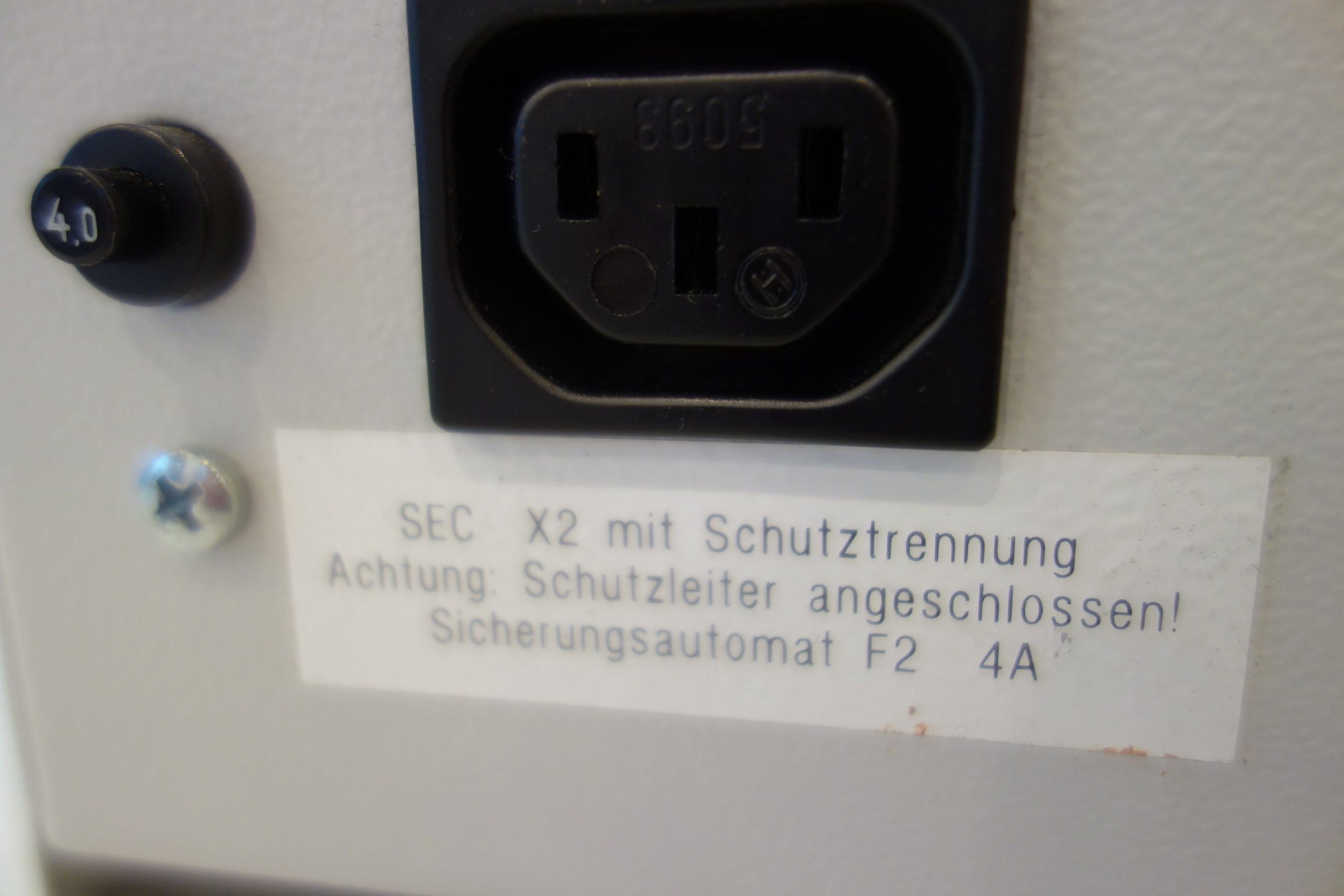 schmidbauer-knuerr-trenntrafo-115v-230v-mit-steckleiste-01