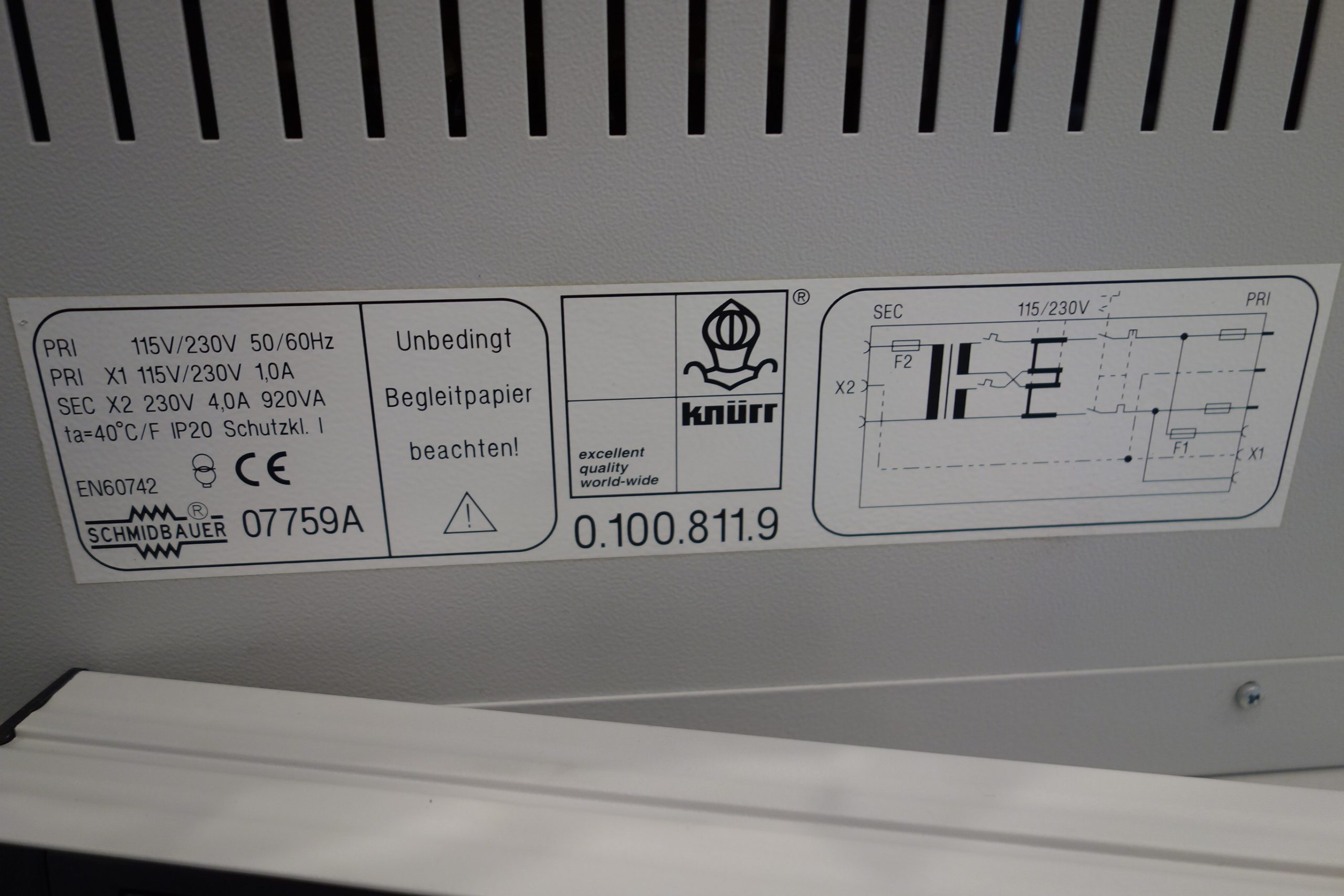 schmidbauer-knuerr-trenntrafo-115v-230v-mit-steckleiste-02