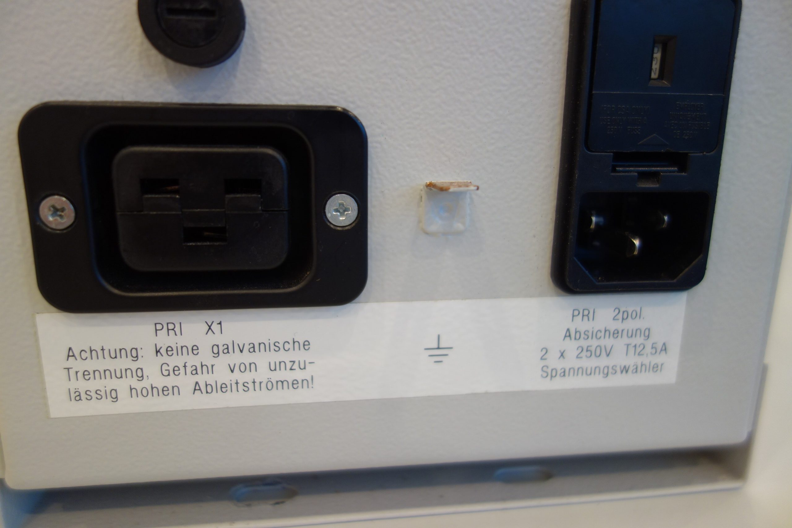 schmidbauer-knuerr-trenntrafo-115v-230v-mit-steckleiste-03