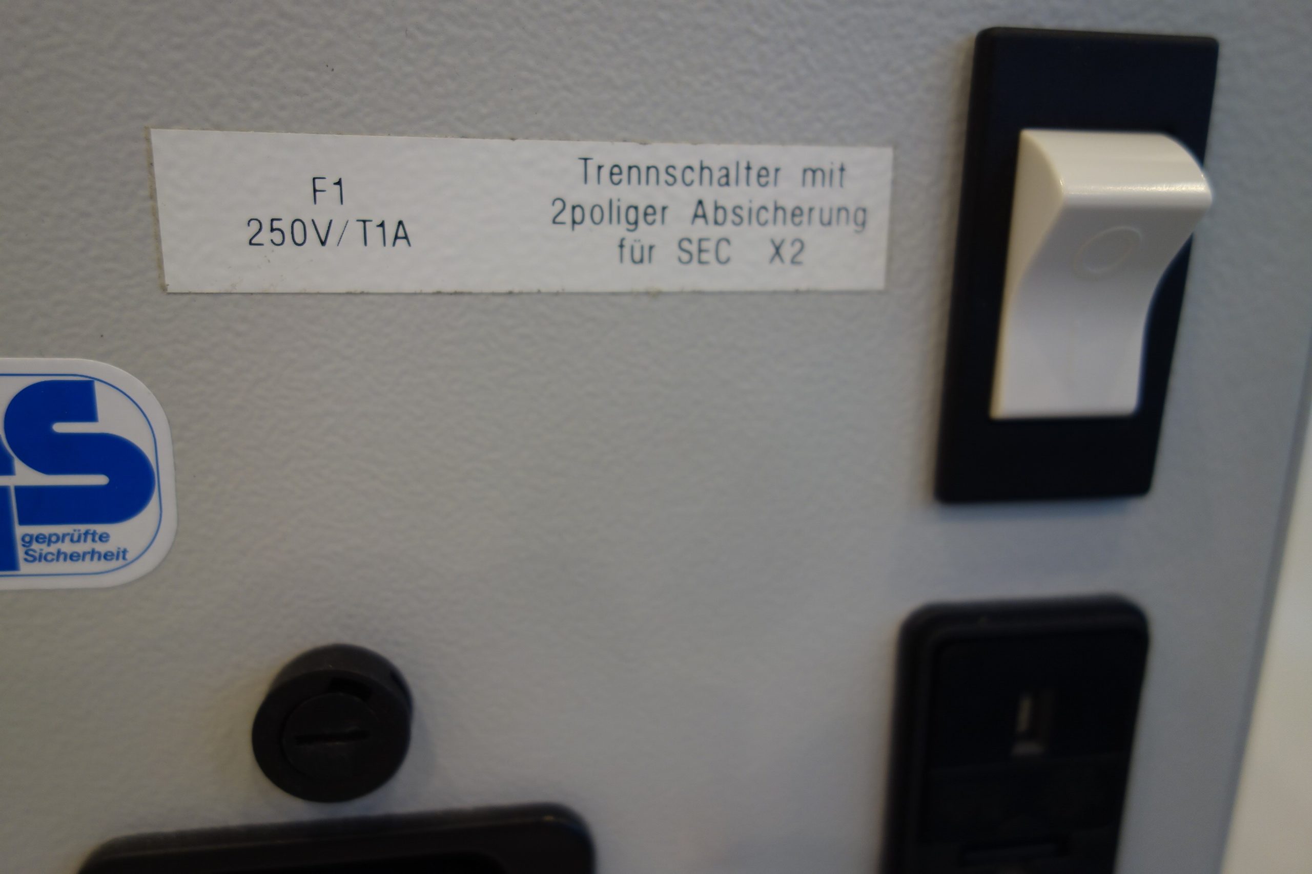 schmidbauer-knuerr-trenntrafo-115v-230v-mit-steckleiste-04